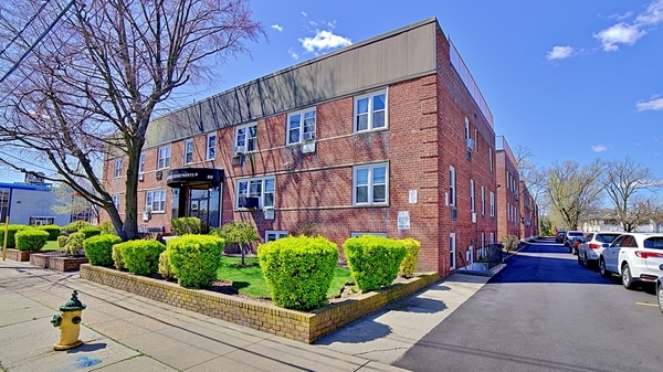 Bergen Apartments in Freeport, NY - Building Photo