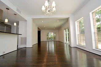 7935 Woodway Dr in Houston, TX - Foto de edificio - Building Photo