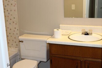 17250 Raupp Rd-Unit -8B in Melvindale, MI - Foto de edificio - Building Photo