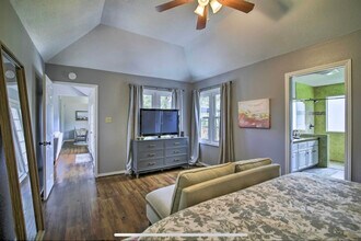 116 E Evergreen St, Unit 110-225 in Boerne, TX - Building Photo - Building Photo