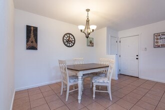 601 W San Mateo Rd in Santa Fe, NM - Foto de edificio - Building Photo