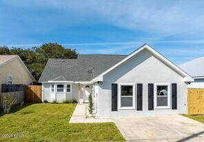 104 Oleander Cir in Panama City Beach, FL - Building Photo