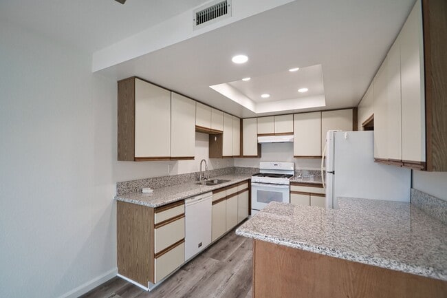 444 Rosecrans Ave in Manhattan Beach, CA - Building Photo - Building Photo