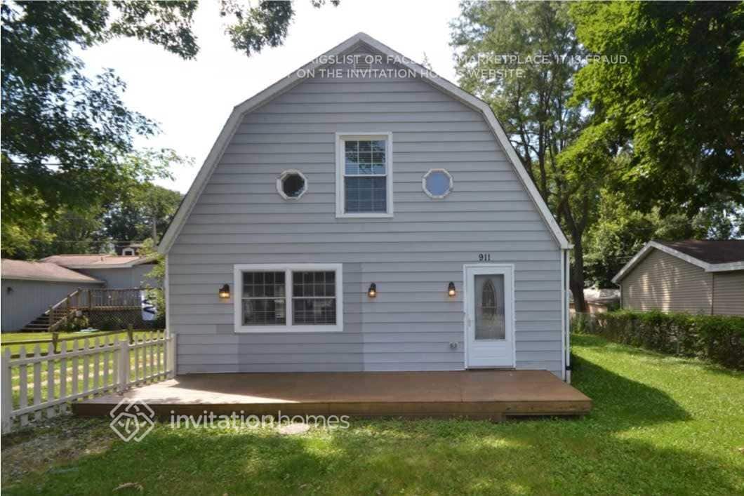 911 Paul St W in McHenry, IL - Building Photo
