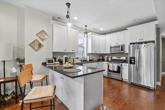 2418 W Medill Ave in Chicago, IL - Building Photo - Building Photo