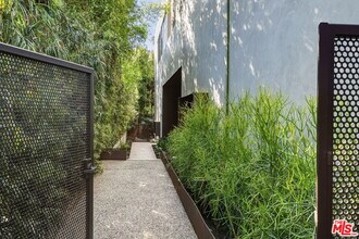 1849 Fox Hills Dr in Los Angeles, CA - Foto de edificio - Building Photo