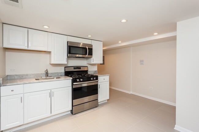 3604 W Roscoe St in Chicago, IL - Foto de edificio - Building Photo