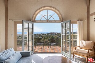 1041 Somera Rd in Los Angeles, CA - Building Photo