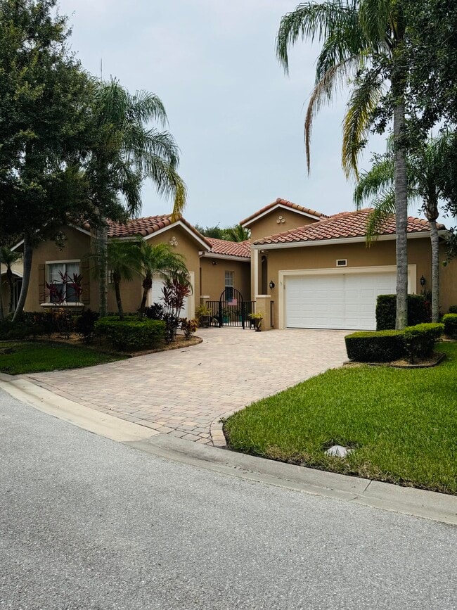 5588 SW Bellflower Ct in Palm City, FL - Building Photo - Building Photo