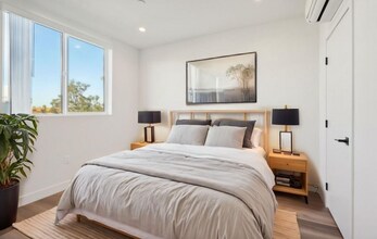 10806 Blix St in Los Angeles, CA - Building Photo - Building Photo
