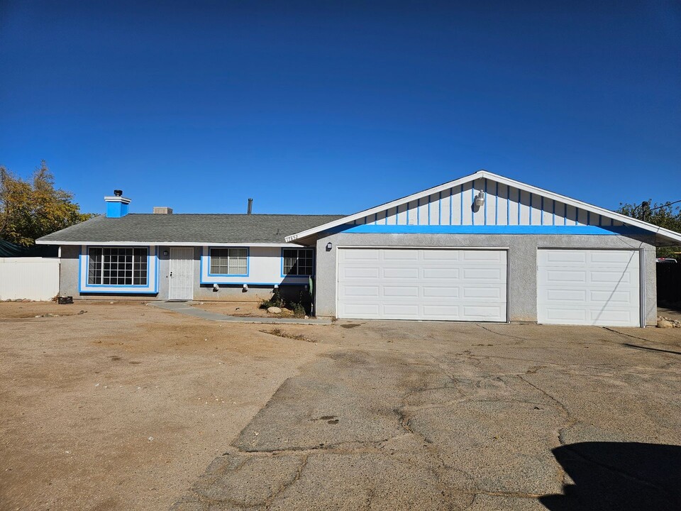 17852 Birch St in Hesperia, CA - Foto de edificio