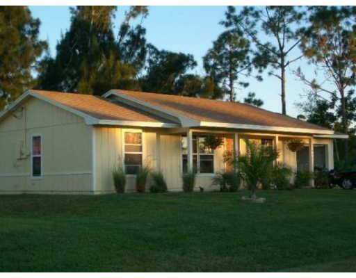 1056 SW Fenway Rd in Port St. Lucie, FL - Foto de edificio - Building Photo