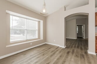 1217 Barclay Wood Dr in Ruskin, FL - Foto de edificio - Building Photo