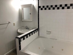 2700 Live Oak St-Unit -201 in Dallas, TX - Building Photo - Building Photo