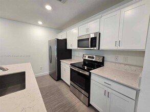 6001 Woods Edge Cir in Riviera Beach, FL - Building Photo - Building Photo