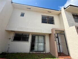 8556 NW 8th St in Miami, FL - Building Photo