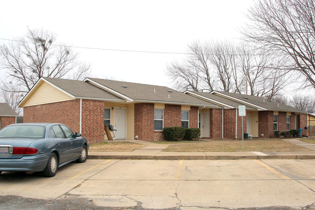 Green Briar Apartments in Chouteau, OK - Building Photo - Building Photo