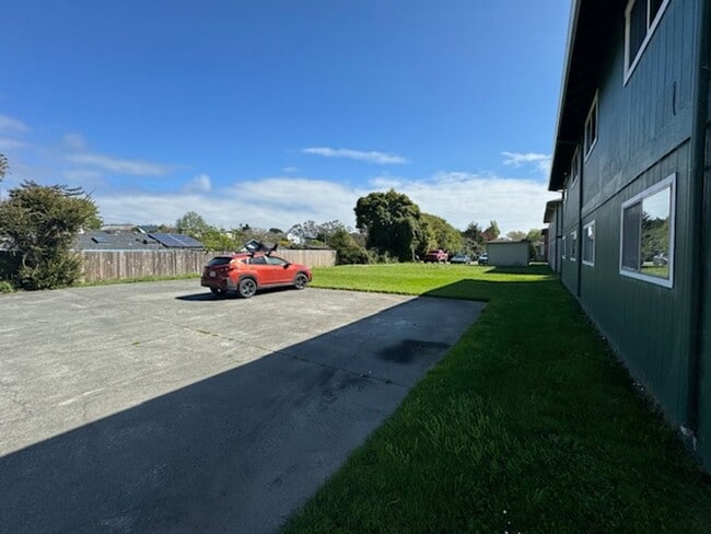 2242 Heather Ln in Arcata, CA - Building Photo - Building Photo