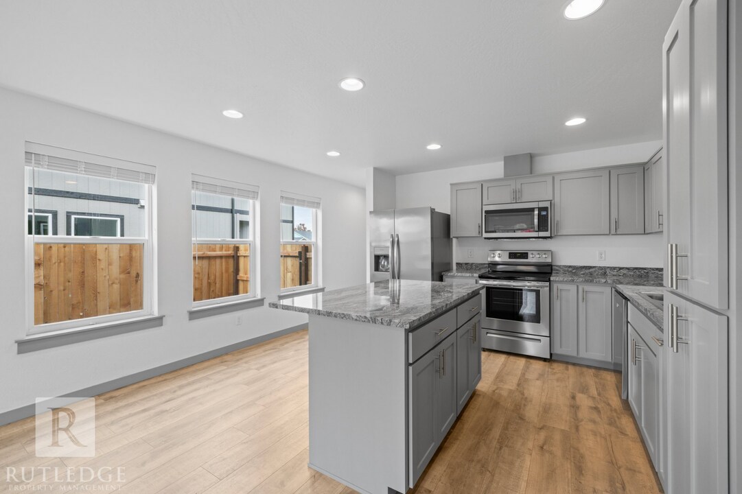 347 Lozier Ln in Medford, OR - Building Photo