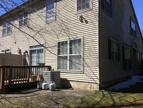 44 Poplar Ln in Holmdel, NJ - Foto de edificio - Building Photo