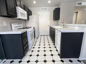 7570 W Flamingo Rd in Las Vegas, NV - Building Photo - Building Photo
