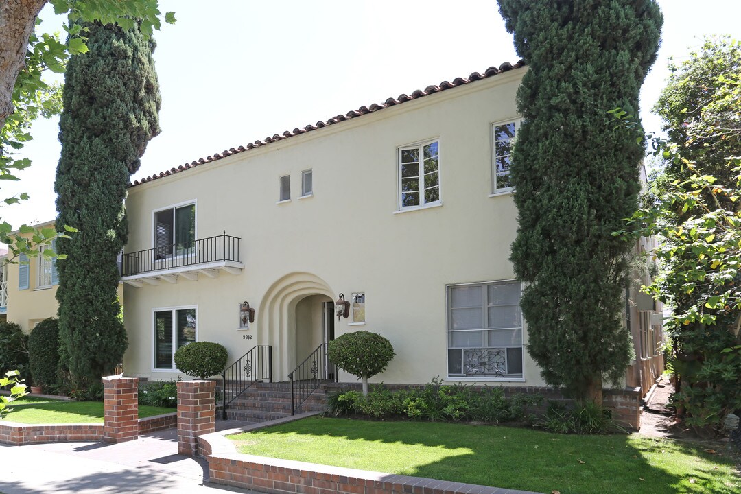 9932 Robbins Dr in Beverly Hills, CA - Foto de edificio