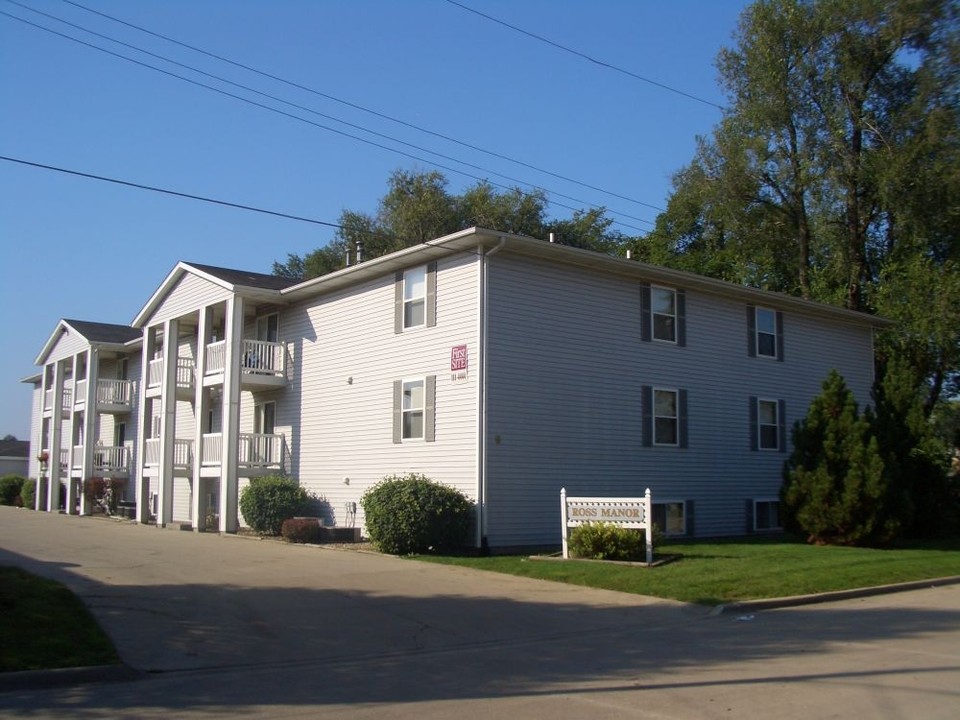 Ross Manor in Bloomington, IL - Building Photo