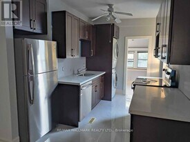 372 Woodbine Ave in Toronto, ON - Building Photo