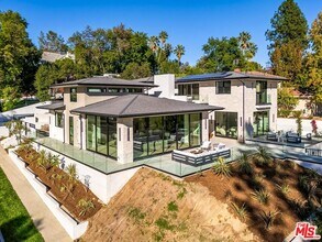 16879 Mooncrest Dr in Los Angeles, CA - Building Photo - Building Photo