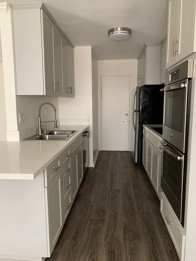 118 S Wetherly Dr in Los Angeles, CA - Building Photo - Building Photo