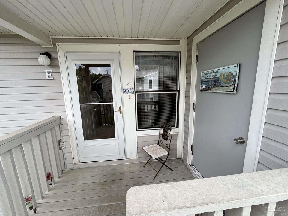 3208 Redwood Ln in Gulf Breeze, FL - Foto de edificio