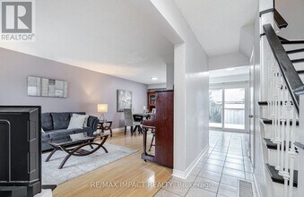 39 Courtleigh Square in Brampton, ON - Building Photo - Building Photo