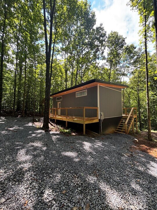 8668 Lakeshore Dr in Rutledge, TN - Building Photo