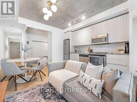 111 Bathurst St in Toronto, ON - Building Photo