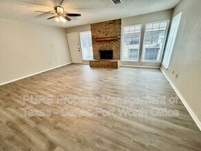 2415 Oak Manor in Arlington, TX - Building Photo - Building Photo