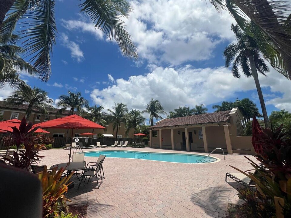 8657 Blaze Ct in Davie, FL - Building Photo