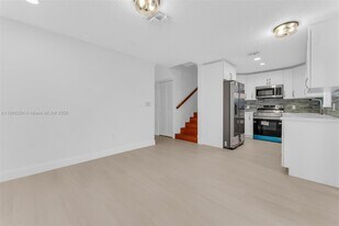 9745 NW 37th St in Sunrise, FL - Building Photo