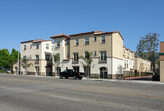 Courtyard at Harvard Family Apartments in Santa Paula, CA - Building Photo - Building Photo