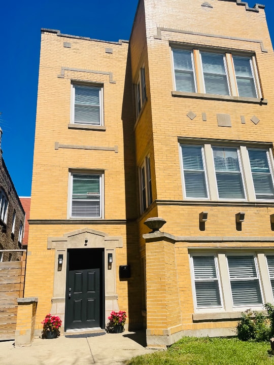 3740 W Eastwood Ave in Chicago, IL - Foto de edificio