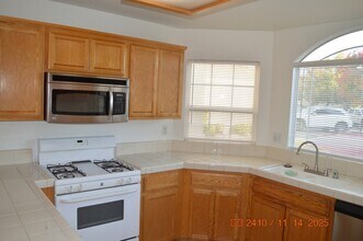 1277 Bourang Way in Turlock, CA - Building Photo - Building Photo