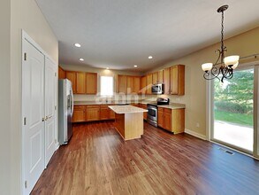 942 Mill Run Dr in Sunbury, OH - Foto de edificio - Building Photo