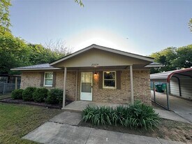 2004 Throckmorton St in Gainesville, TX - Building Photo