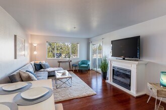 13203 97th Ave E, Unit 302 in Puyallup, WA - Building Photo - Building Photo