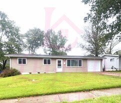 1390 S Waterford Dr in Florissant, MO - Building Photo