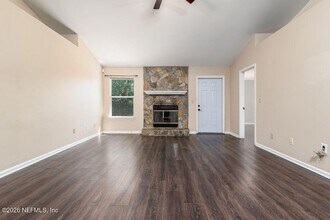 3317 Cancun Dr E in Jacksonville, FL - Building Photo - Building Photo