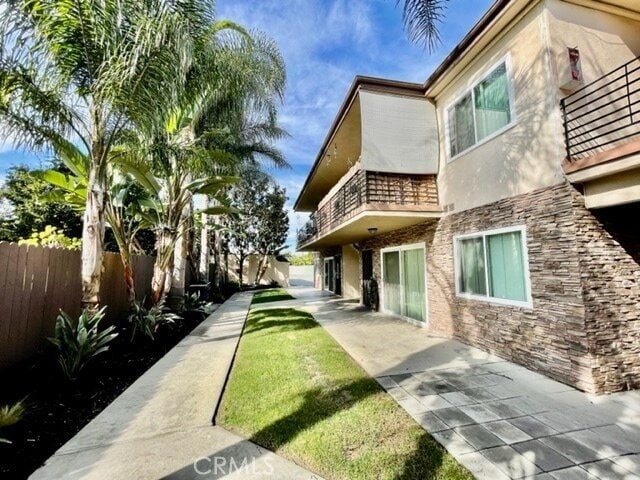 12425 Harris Ave, Unit B in Lynwood, CA - Foto de edificio - Building Photo