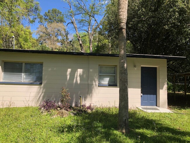 1030 NW 55th St in Gainesville, FL - Foto de edificio - Building Photo