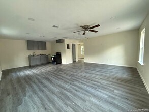 1927 W Mayfield Blvd, Unit A-435 in San Antonio, TX - Building Photo - Building Photo