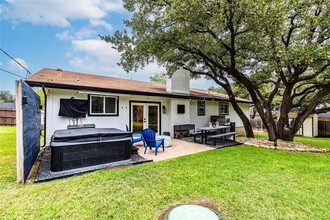 9829 Timber Ridge Pass in Austin, TX - Foto de edificio - Building Photo