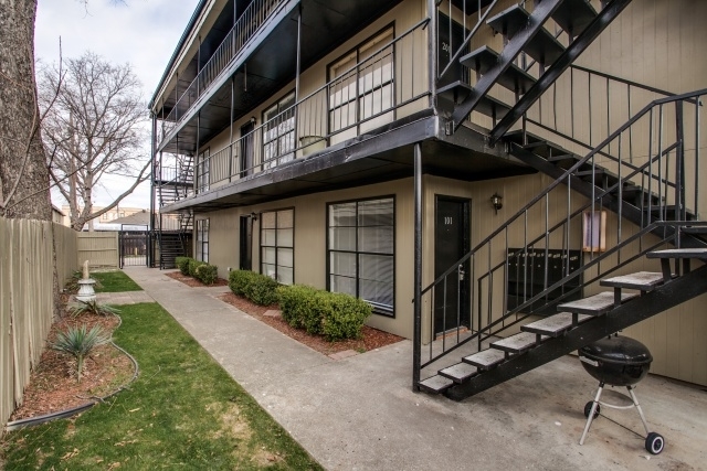 Reagan Terrace Apartments in Dallas, TX - Foto de edificio